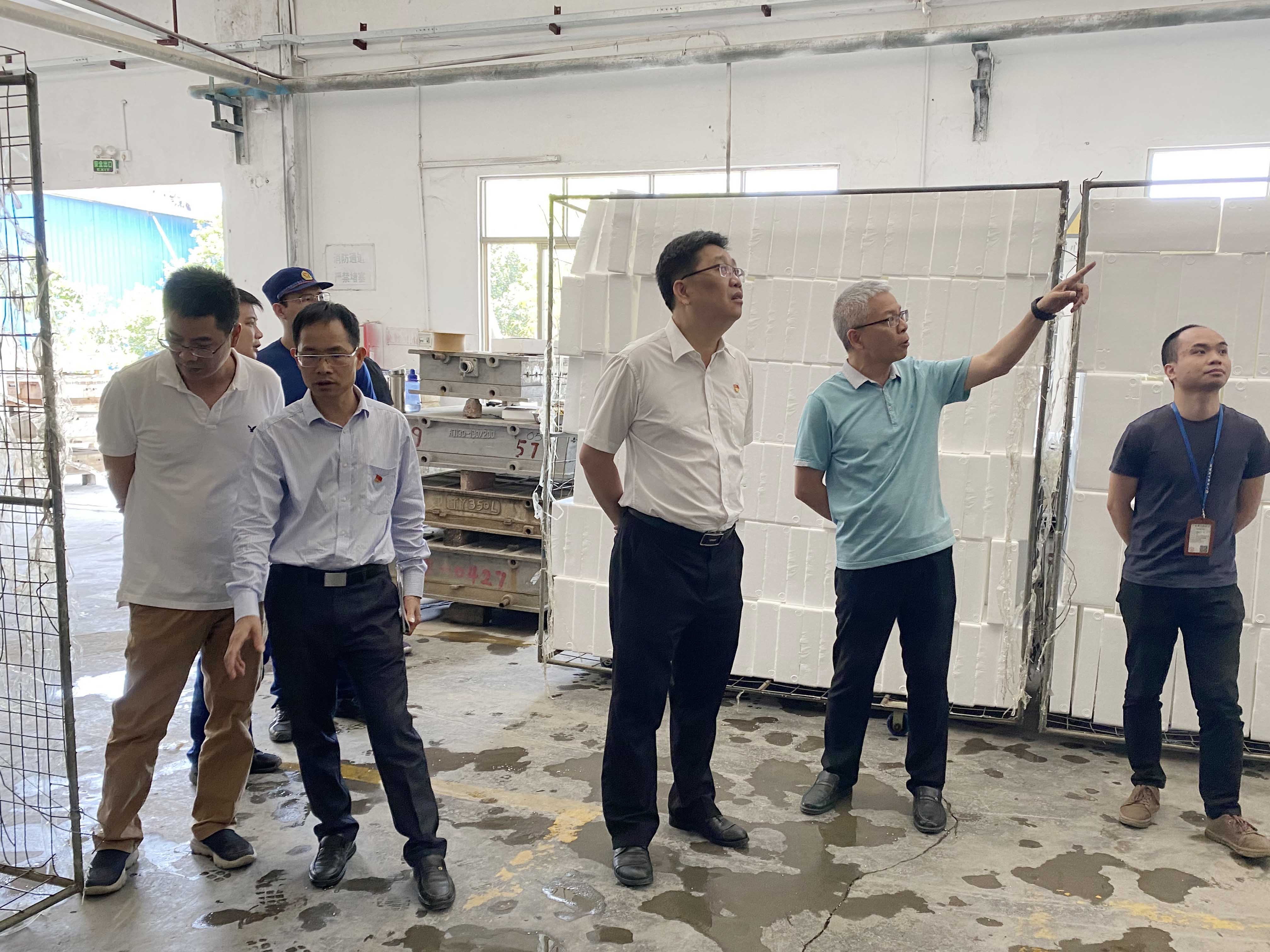 沙塘鎮(zhèn)黨委書記關(guān)華俊、鎮(zhèn)黨委委員、副鎮(zhèn)長(zhǎng)李全旺開展轄區(qū)安全生產(chǎn)檢查 (1).jpg