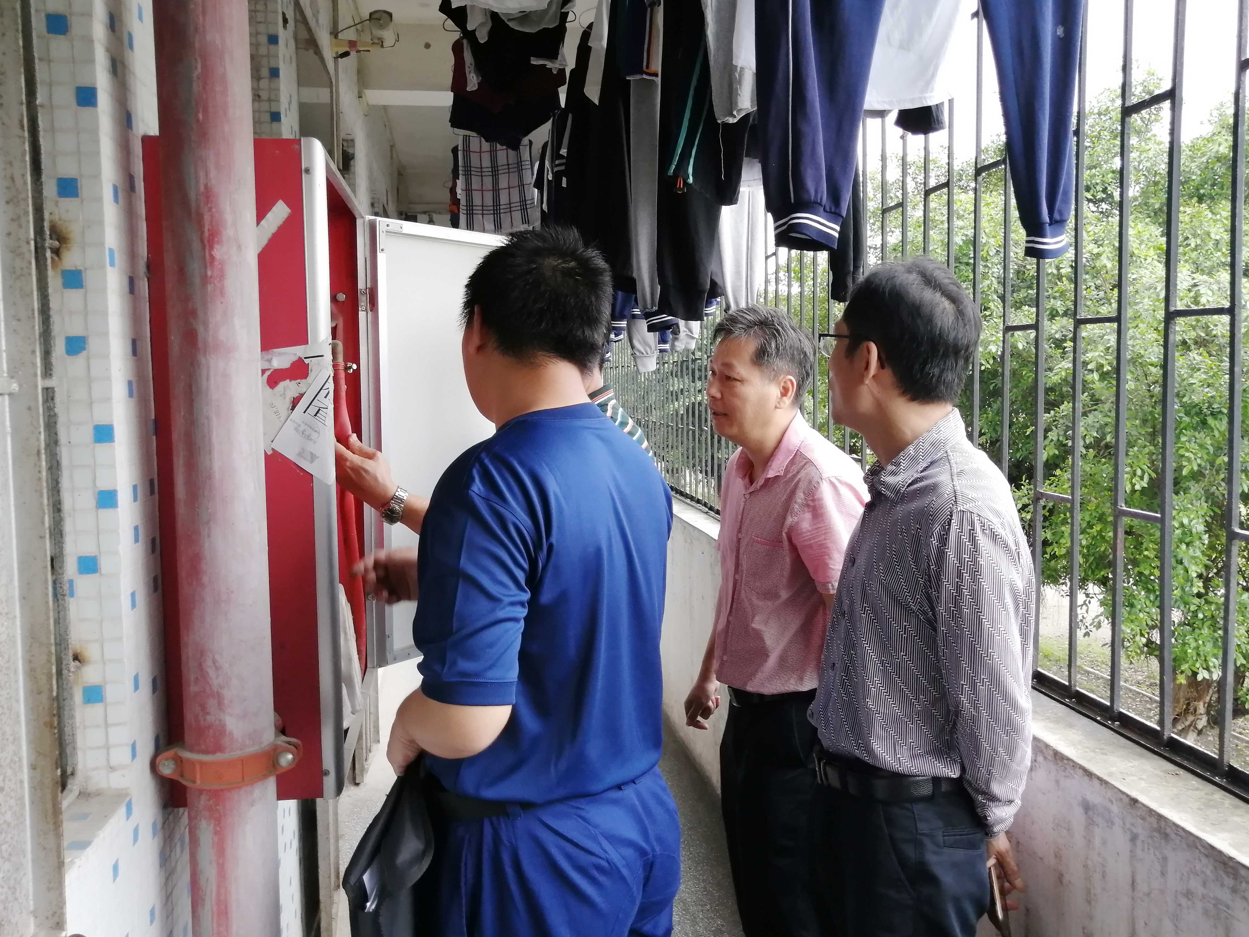 鎮(zhèn)應(yīng)急辦、專職消防隊(duì)、農(nóng)綜、公共服務(wù)辦等鎮(zhèn)安委會(huì)成員單位分別按各行業(yè)領(lǐng)域職責(zé)廣泛開展“五一”前安全檢查 (4).jpg