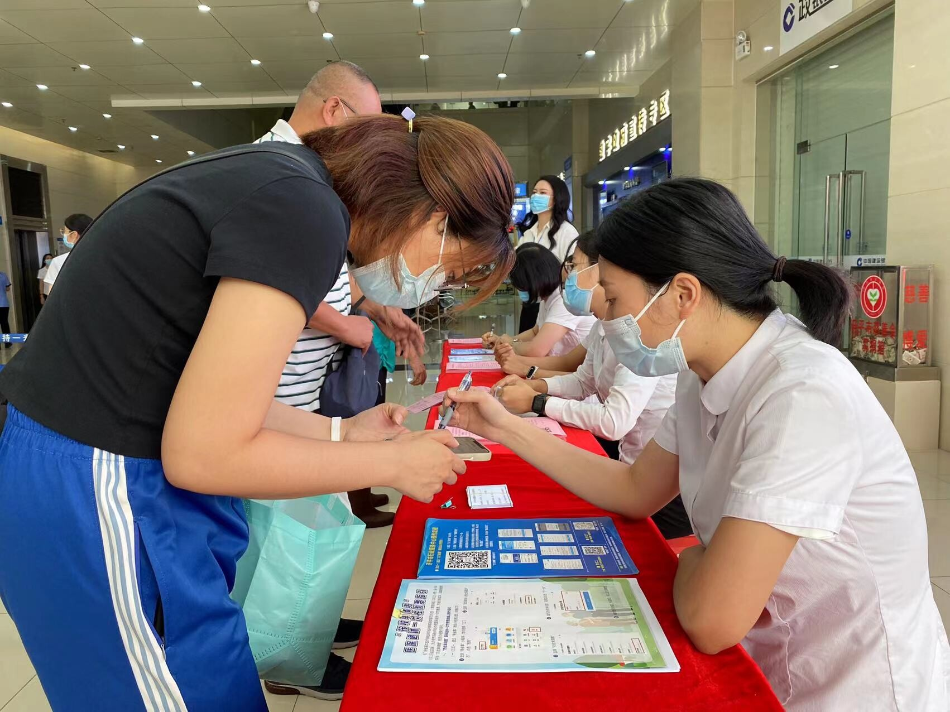8月4日優化辦事舉措 夯實政務服務 ——職工醫保退休一次性繳費幫辦導辦活動V2_2