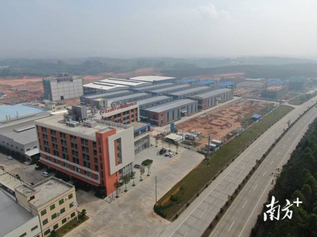 近年來,工業園周邊配套建設不斷完善。 受訪者供圖