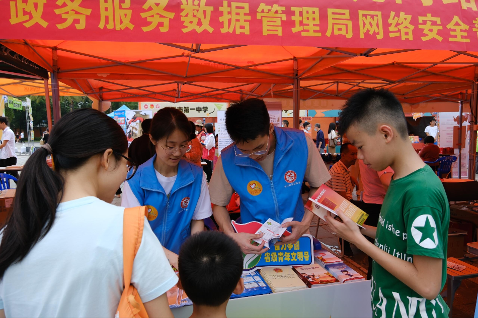 5月3日加強網絡普法 共筑網絡安全——市政數局開展網絡普法主題宣傳活動_2
