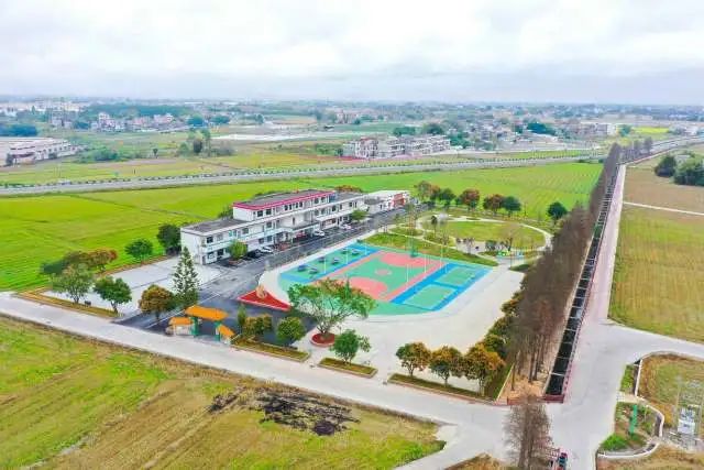 赤坎鎮(zhèn)利用省特級(jí)文化站——鎮(zhèn)文體服務(wù)中心,建成綠美生態(tài)小公園,并配套建設(shè)圖書館、小廣場(chǎng)、小球場(chǎng),讓公園與體育、文化、休閑娛樂(lè)、培訓(xùn)教育等功能融合發(fā)展。 圖片