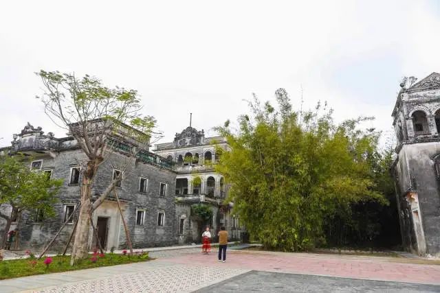 在各社交平臺(tái)上,不少網(wǎng)友都分享了自己在赤坎鄉(xiāng)村漫步綠地,徜徉花海,行走于僑派建筑間的旅游照片,赤坎也成為鄉(xiāng)村旅游的新興熱門目的地。 圖片