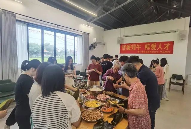 外地青年體驗塘口的傳統文化。