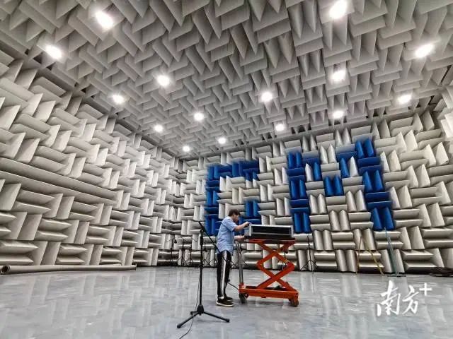 高新技術(shù)企業(yè)高美空調(diào)設(shè)備公司2025年落成國際聲學(xué)檢測中心,對產(chǎn)品實(shí)行超靜音金屬尖劈半消聲測試。 受訪者 供圖 圖片