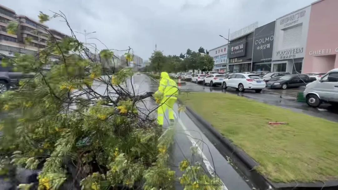開平公安全力以赴迎戰強臺風“樺加沙”