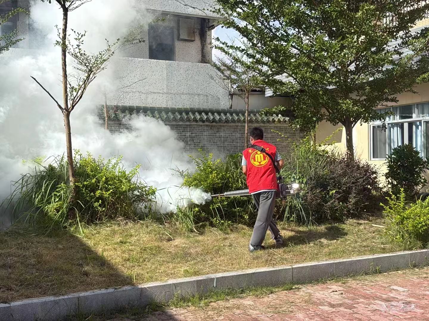 全面強(qiáng)化疫情防控屏障 夯實(shí)民生保障防線