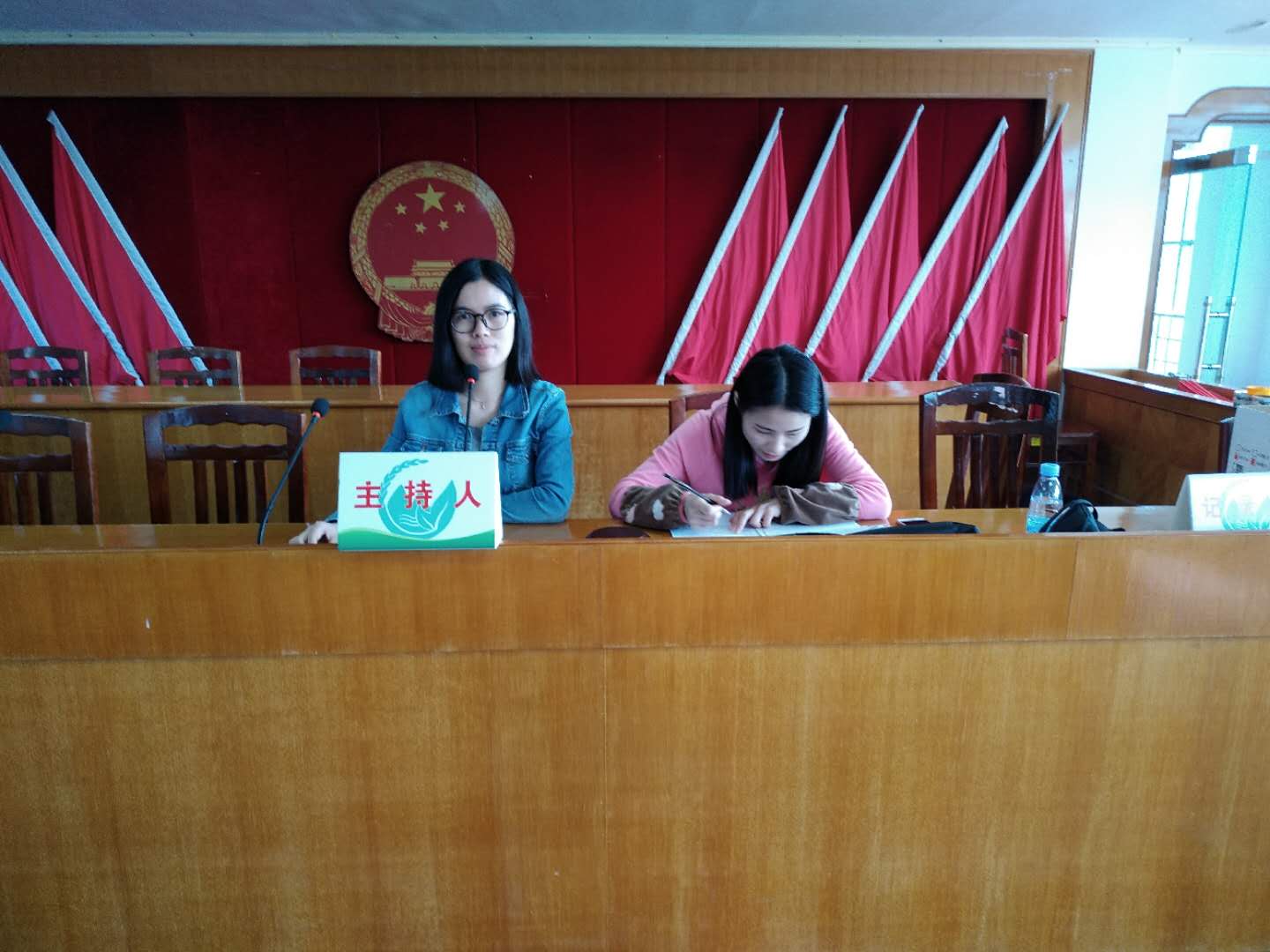 百合鎮組織開展集體資產競投觀摩活動.jpg 百合鎮組織開展集體資產競投觀摩活動.jpg