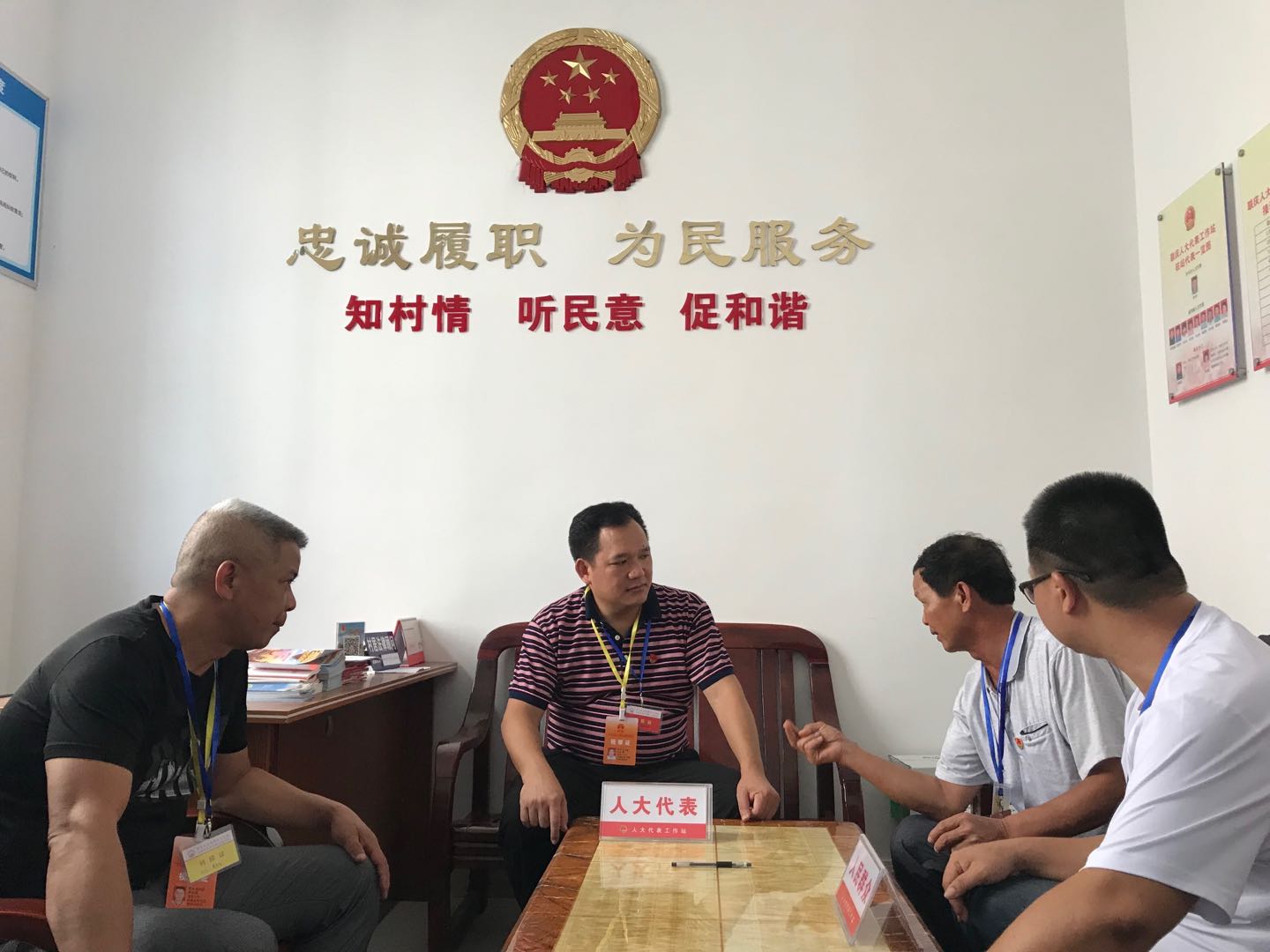 市代表、鎮黨委書記接訪群眾.jpg 市代表、鎮黨委書記接訪群眾.jpg