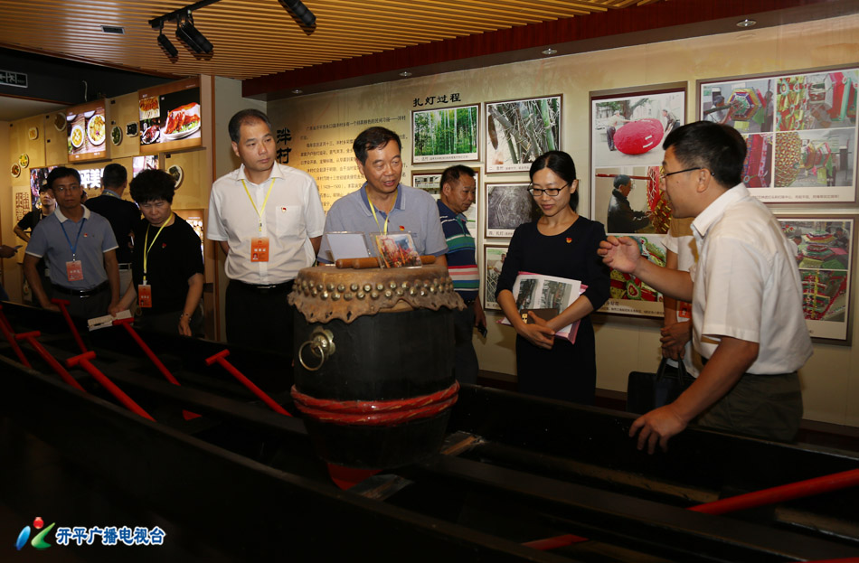 0-7 2H3A6573 - 副本 察看市文廣新局了解榮獲全國非物質文化遺產保護工作先進集體情況.jpg